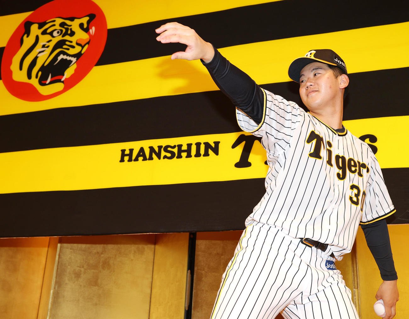 阪神ドラフト2位の門別はポーズをとって記念撮影に納まる（撮影・上山淳一）