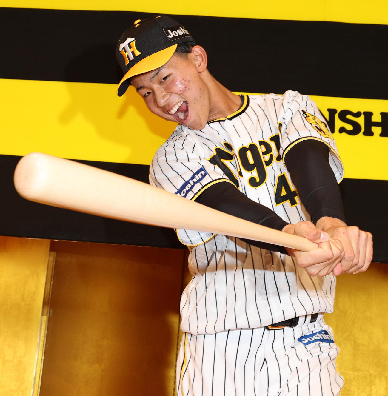 阪神ドラフト5位の戸井はバットスイングを披露する（撮影・上山淳一）
