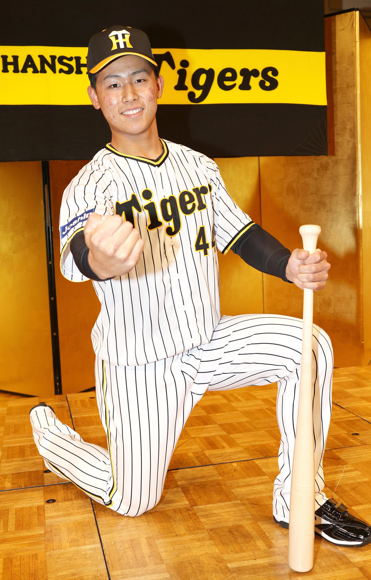 阪神ドラフト5位の戸井はポーズをとって記念撮影に納まる（撮影・上山淳一）