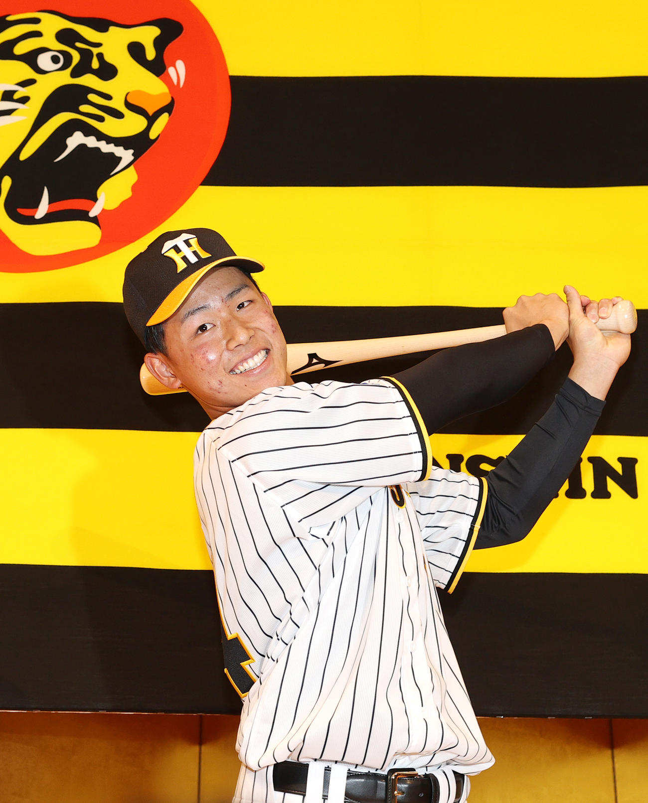 阪神ドラフト5位の戸井はポーズをとって記念撮影に納まる（撮影・上山淳一）