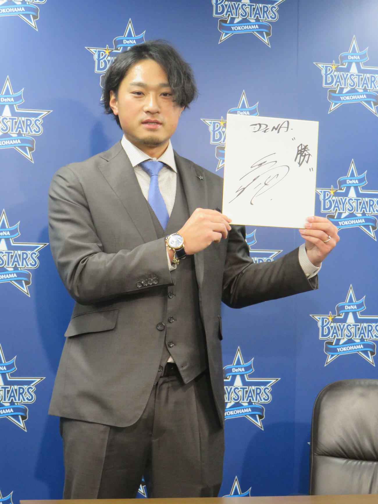 契約更改会見で来季に向けて色紙に「勝」としたためたDeNA石田