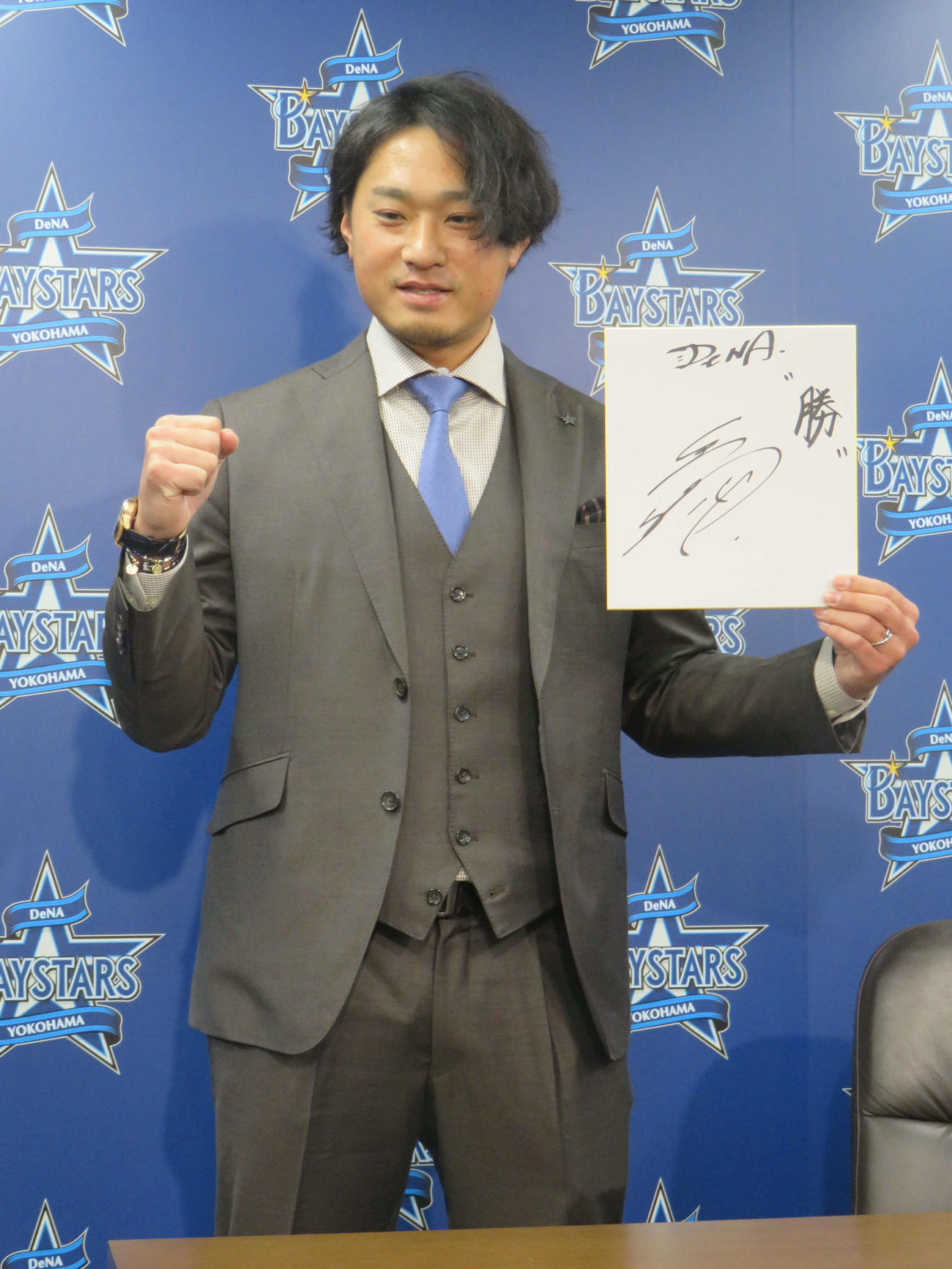 契約更改会見で来季に向けて色紙に「勝」としたためたDeNA石田