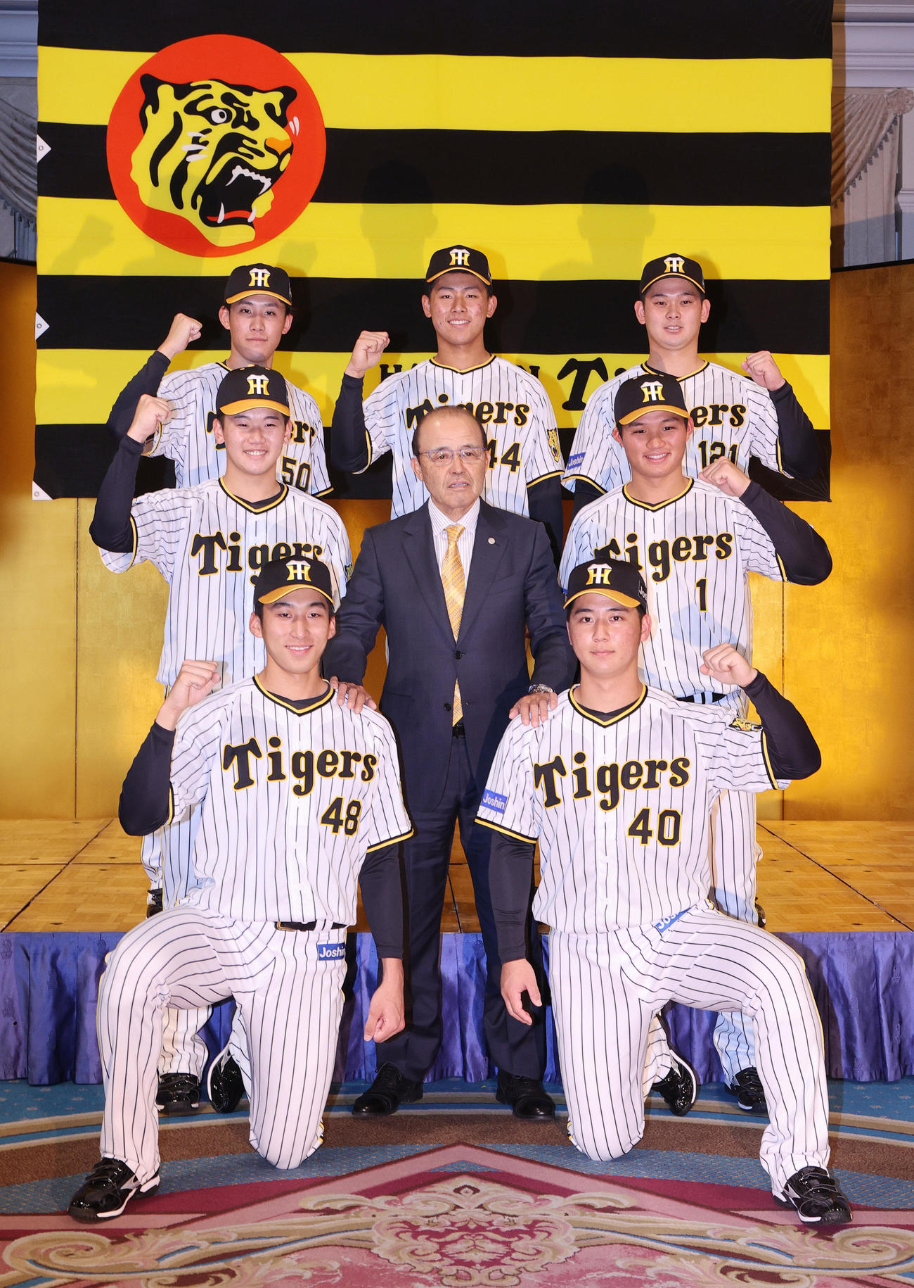 阪神の新人入団発表会が行われ記念写真に納まる前列左から、茨木、井坪、中列左から門別、岡田監督、森下、後列左から富田、戸井、野口（撮影・上山淳一）