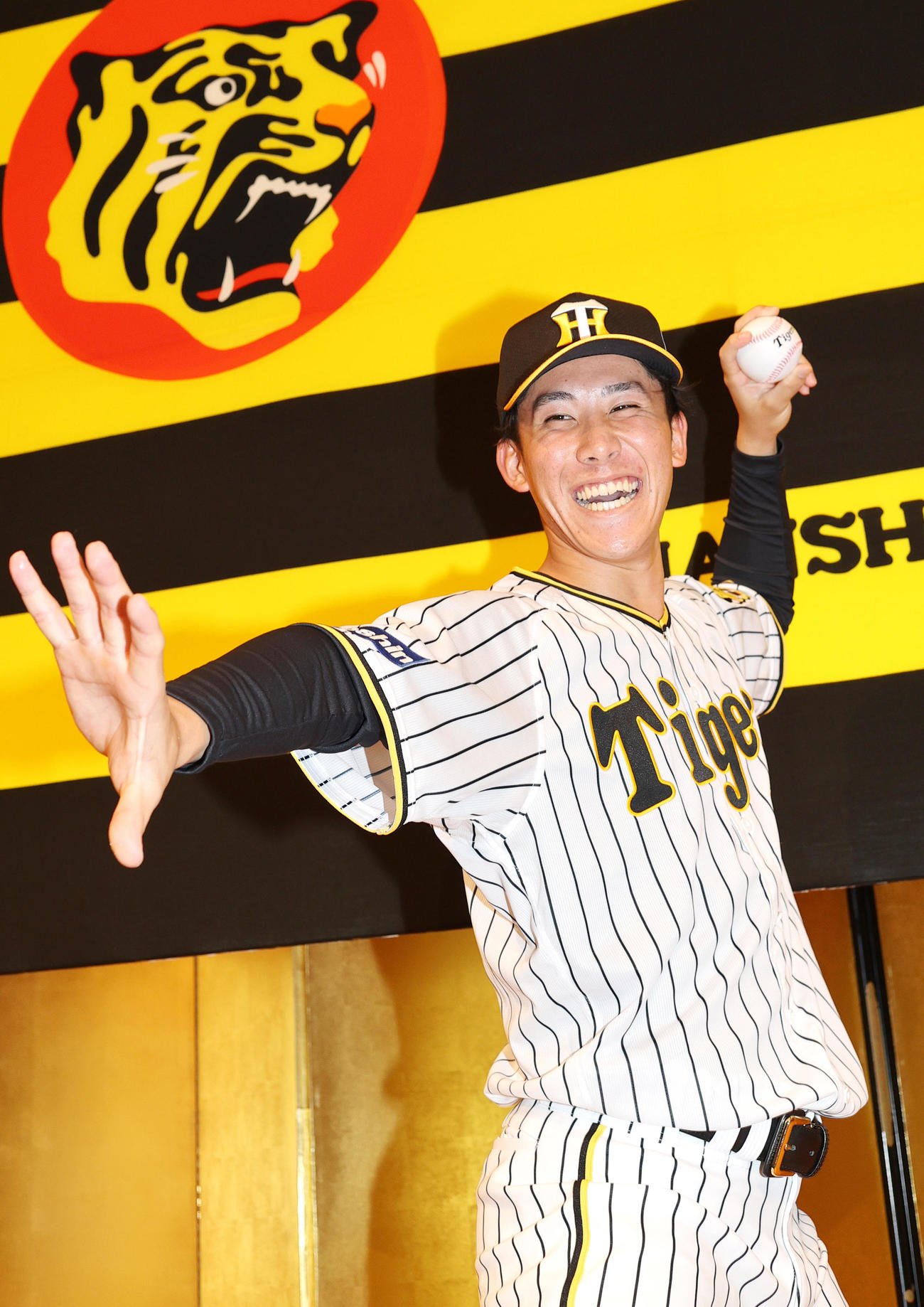 阪神ドラフト6位の富田はポーズをとって記念撮影に納まる（撮影・上山淳一）