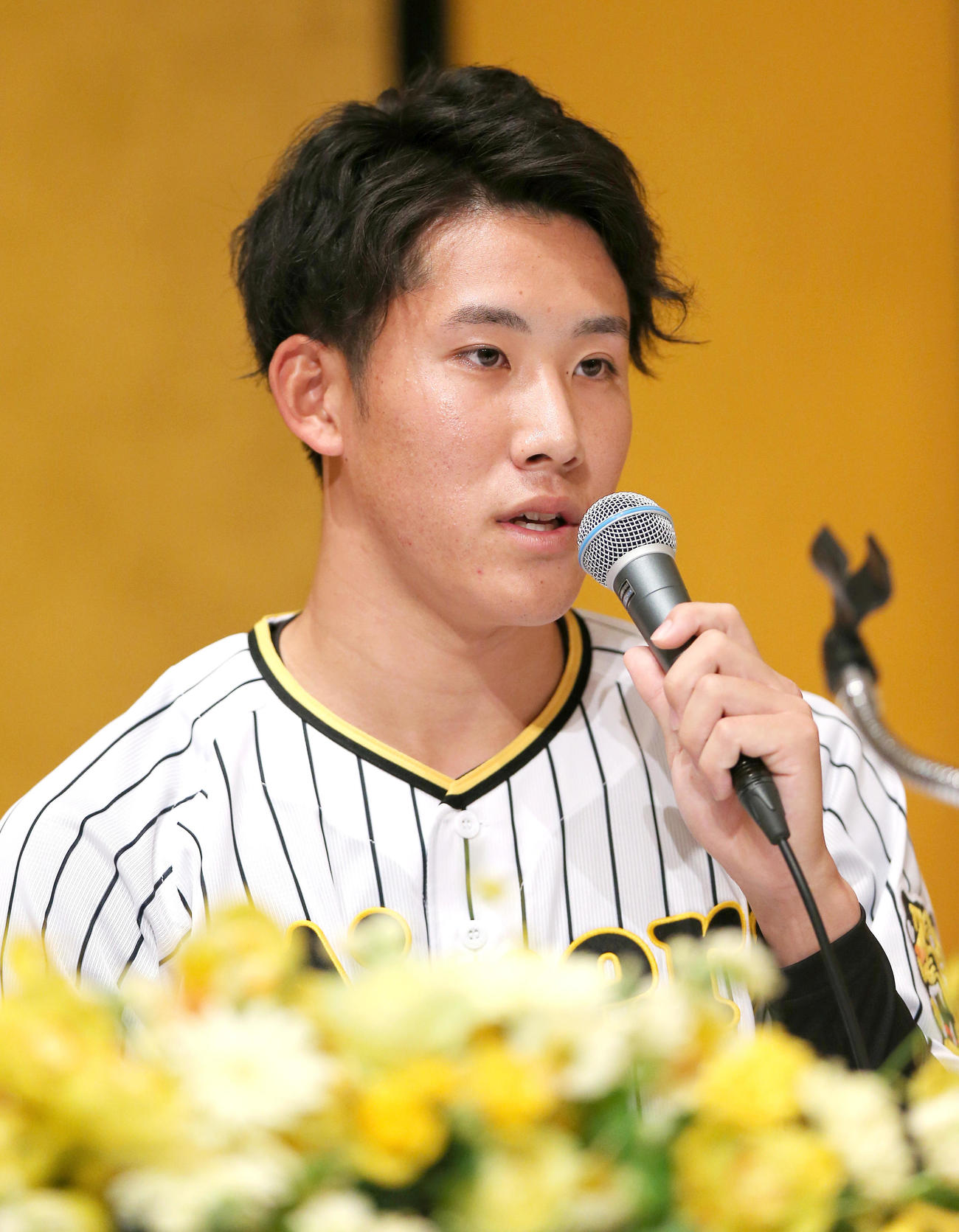 阪神新人入団会見で話すドラフト6位の富田（撮影・上山淳一）