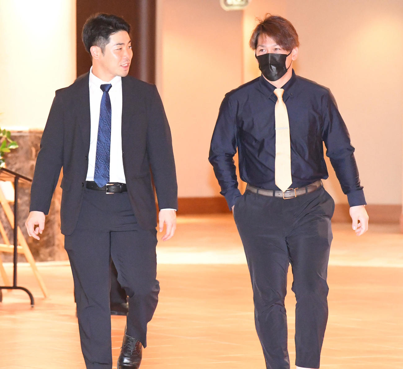 5日、日本プロ野球選手会通常総会に出席した日本ハム近藤健介（左）とソフトバンク甲斐拓也