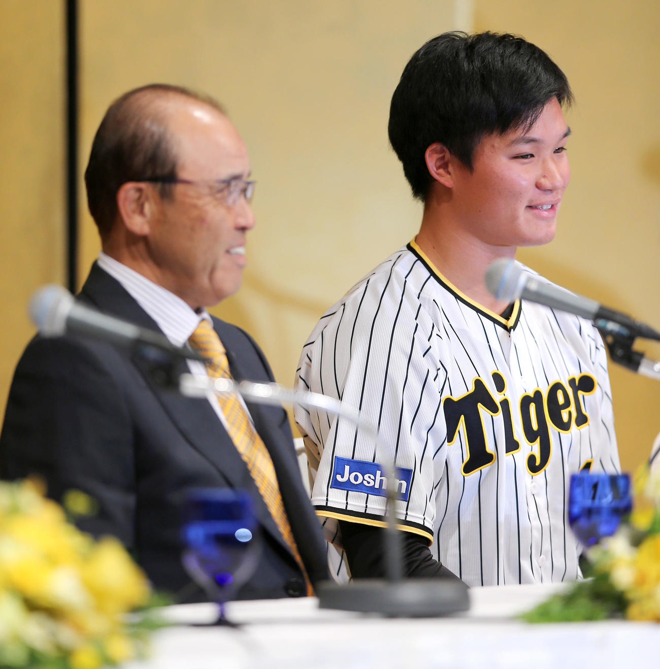 阪神新人入団会見で笑顔を見せる岡田監督（左）と阪神ドラフト1位の森下（撮影・上山淳一）