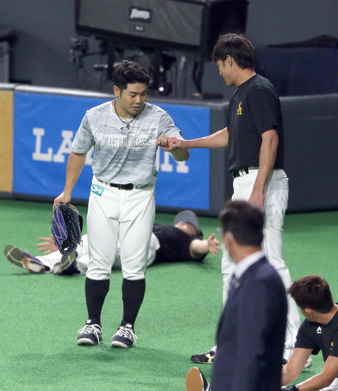 ソフトバンク戦の試合前、柳田悠岐とタッチを交わす近藤健介（2021年9月撮影）