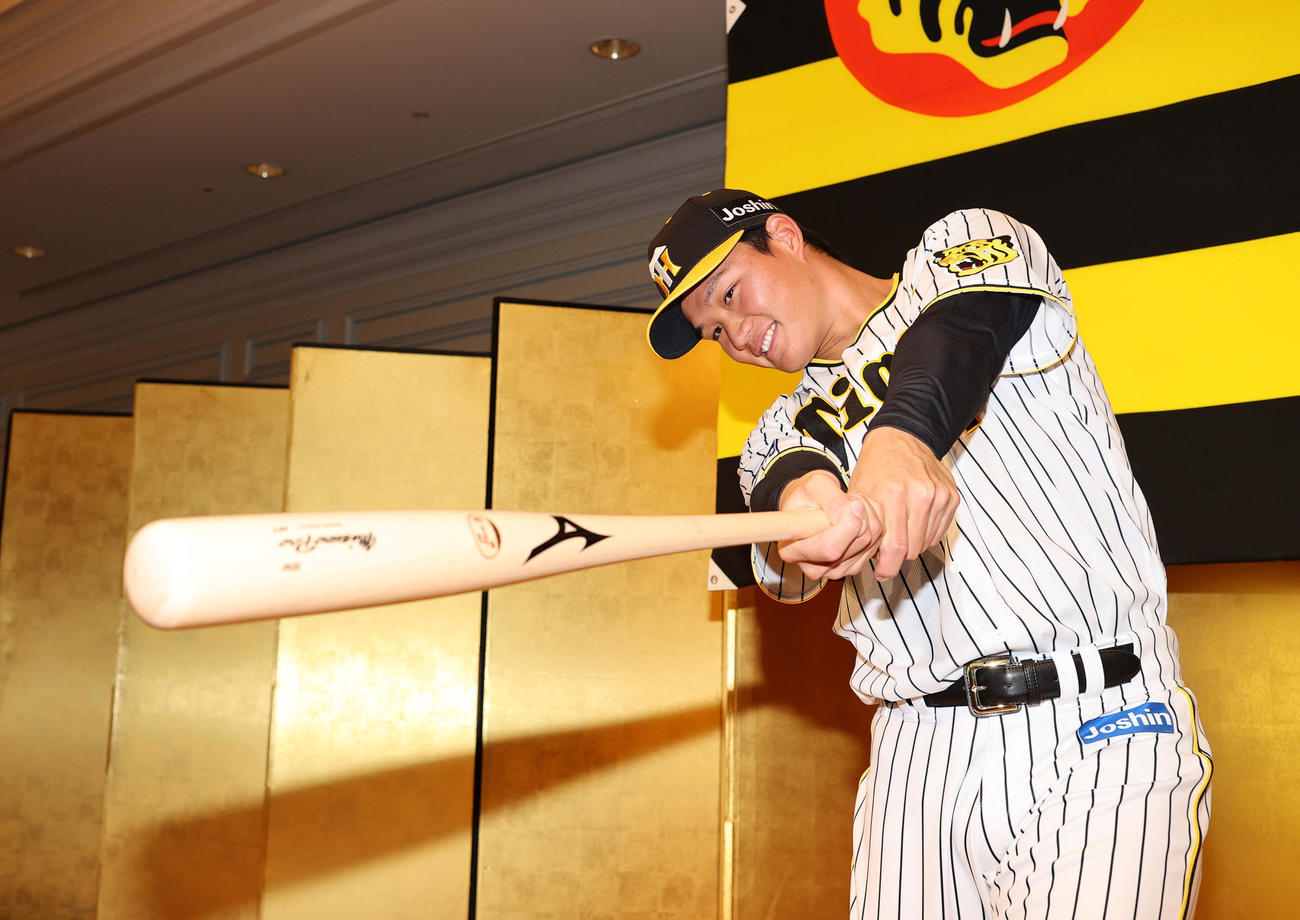 阪神ドラフト1位の森下はポーズをとって記念撮影に納まる（撮影・上山淳一）