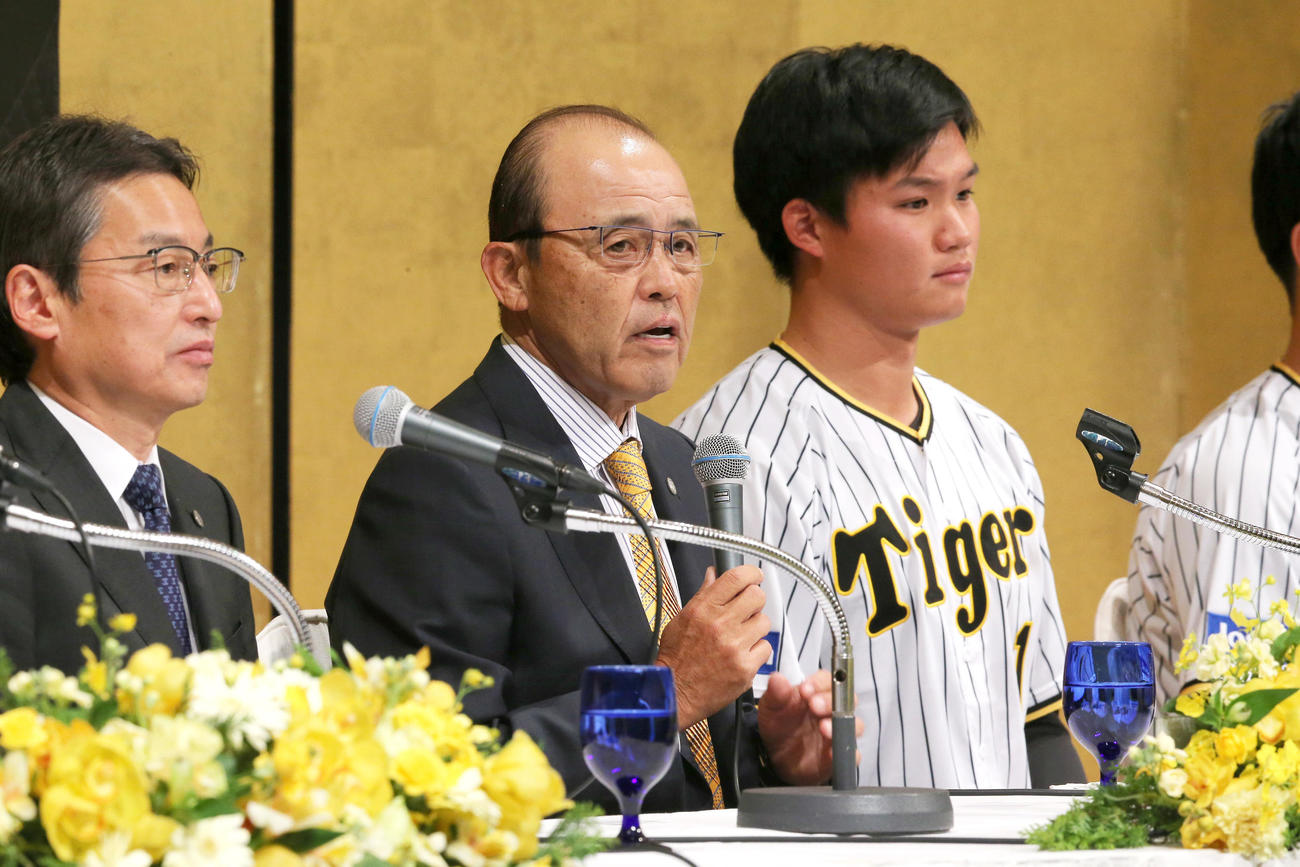 阪神新人入団会見で話す岡田監督（左から2人目）。左は百北社長、右はドラフト1位の森下（撮影・上山淳一）