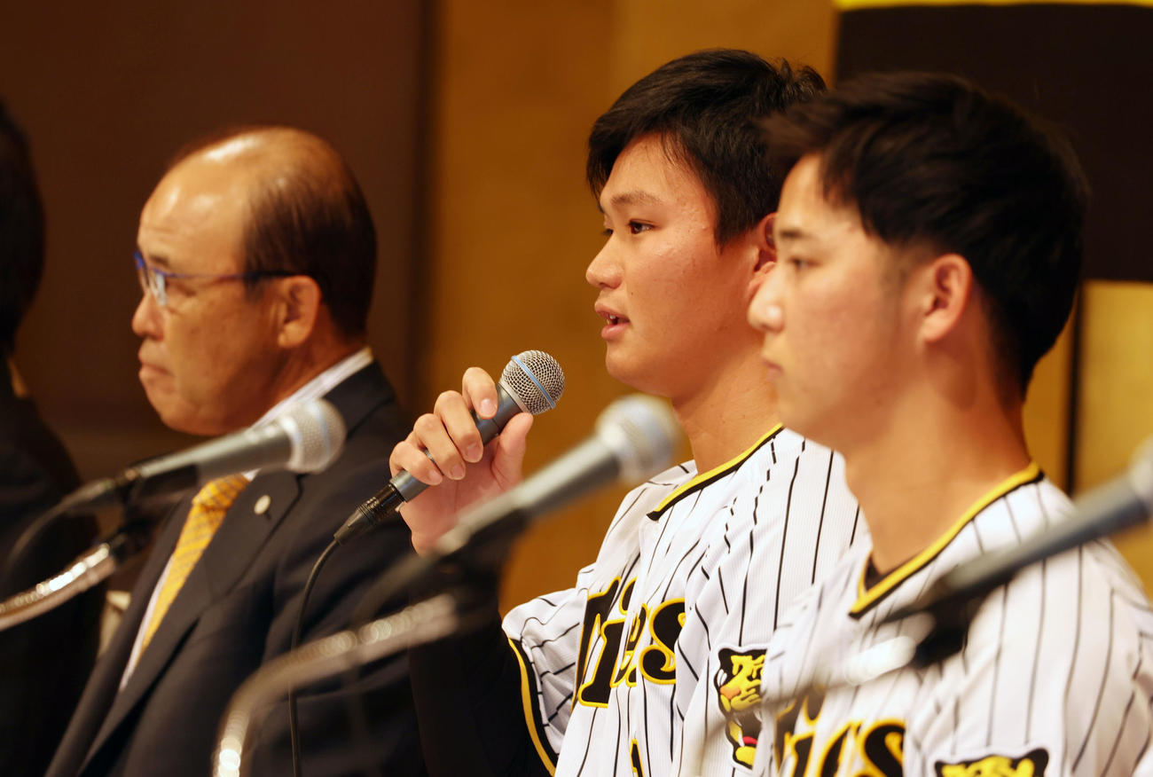 新人入団発表会見の壇上で話す森下。左は岡田監督（撮影・加藤哉）