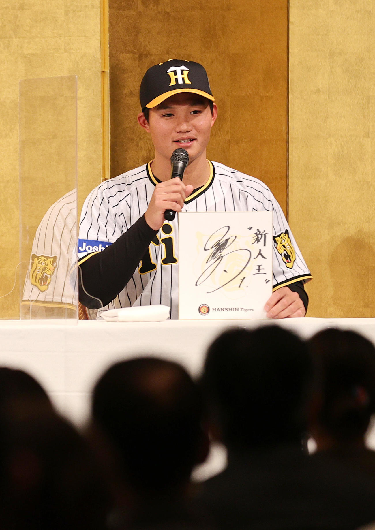 ファンミーティングで色紙に目標を書いて話すドラフト1位の森下（撮影・上山淳一）