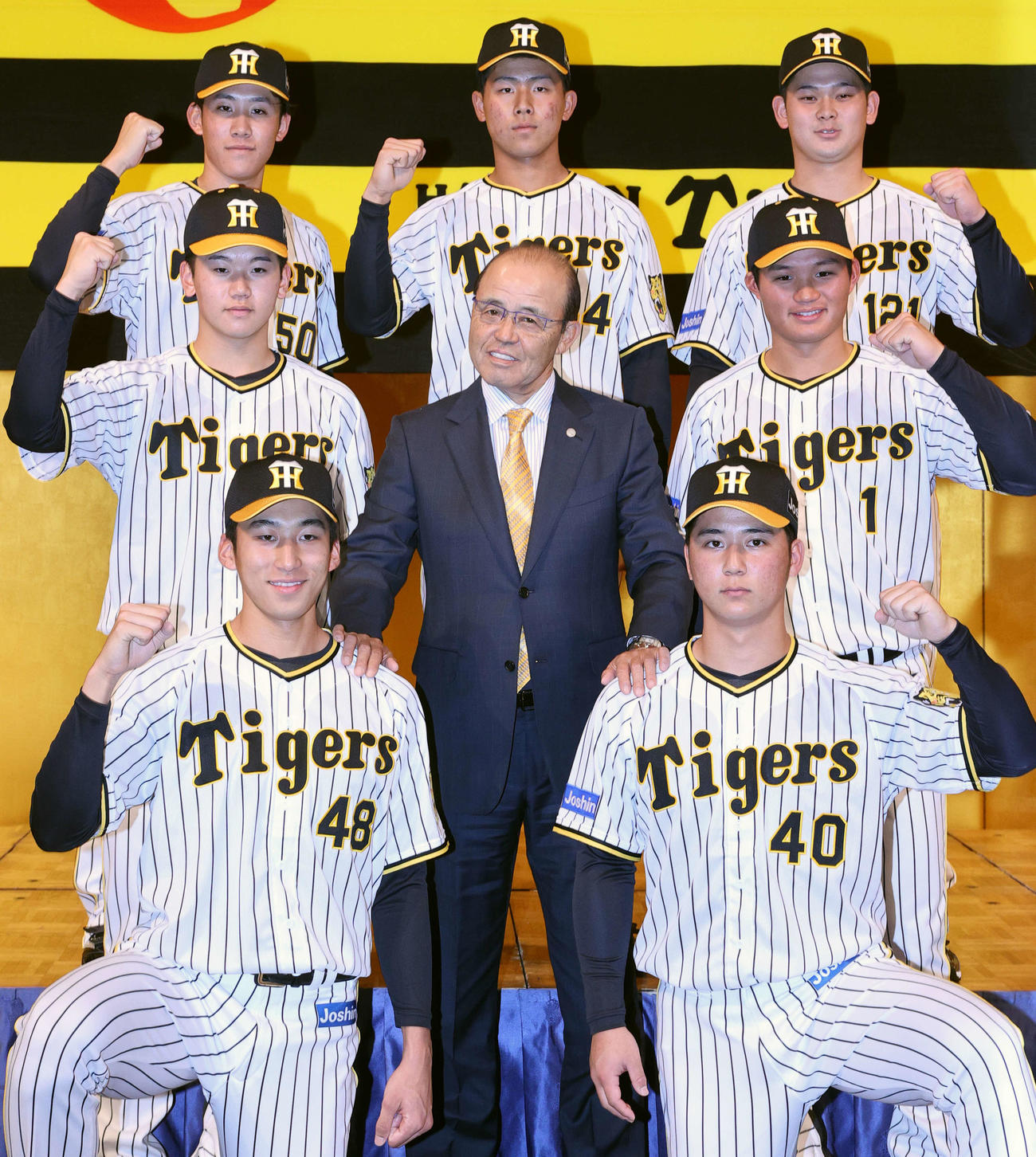 阪神の新入団会見が行われ記念写真に納まる前列左から、茨木、井坪、中列左から門別、岡田監督、森下、後列左から富田、戸井、野口（撮影・上山淳一）