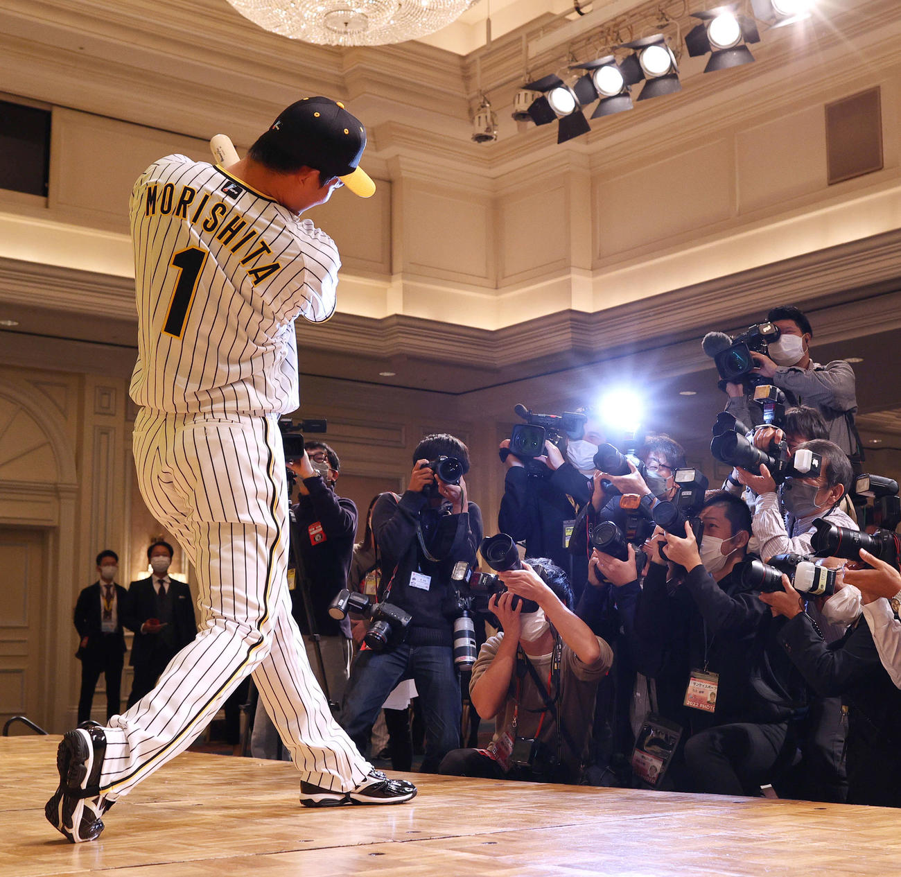 阪神ドラフト1位の森下はカメラマンの撮影に応じてバットを振る（撮影・上山淳一）
