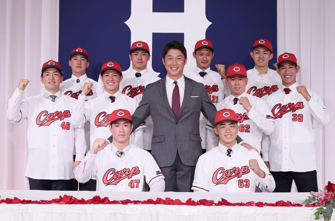 広島新入団選手発表会見　記念写真に納まる前列左からドラフト1位斉藤、2位内田、2列目左から5位河野、3位益田、新井監督、4位清水、6位長谷部、3列目左から育成2位中村貴、7位久保、育成1位名原、育成3位辻（撮影・加藤孝規）
