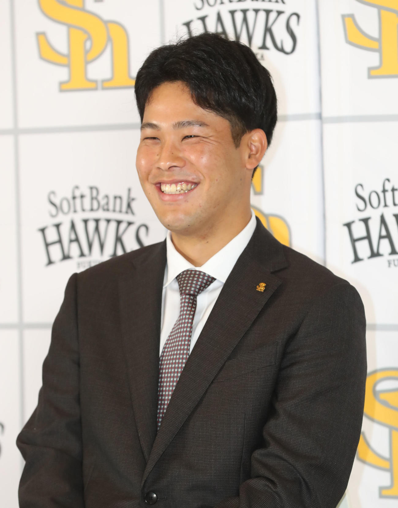 契約更改を終えて、笑顔で会見を行う藤井（撮影・屋方直哉）