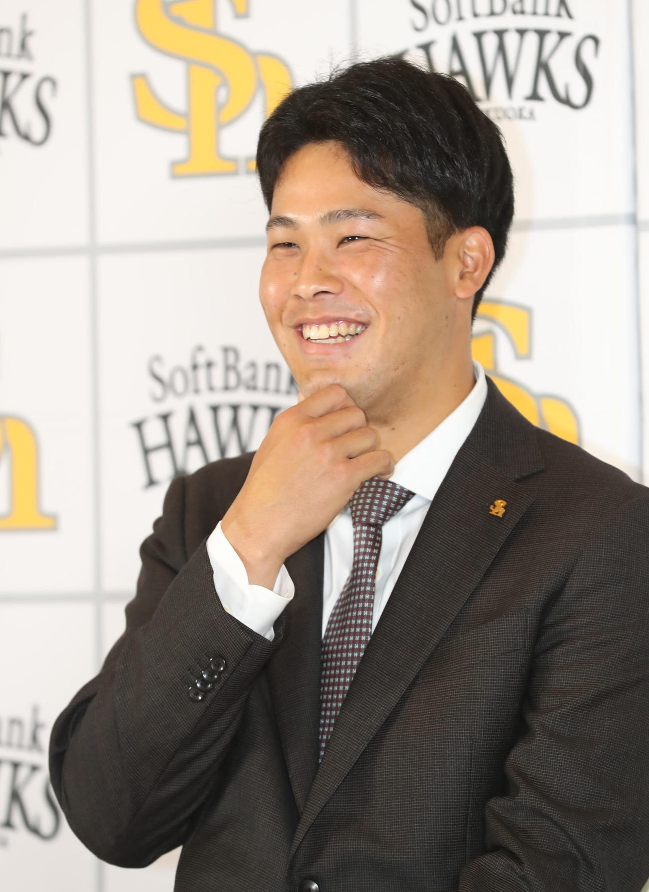 契約更改を終えて、笑顔で会見を行う藤井（撮影・屋方直哉）