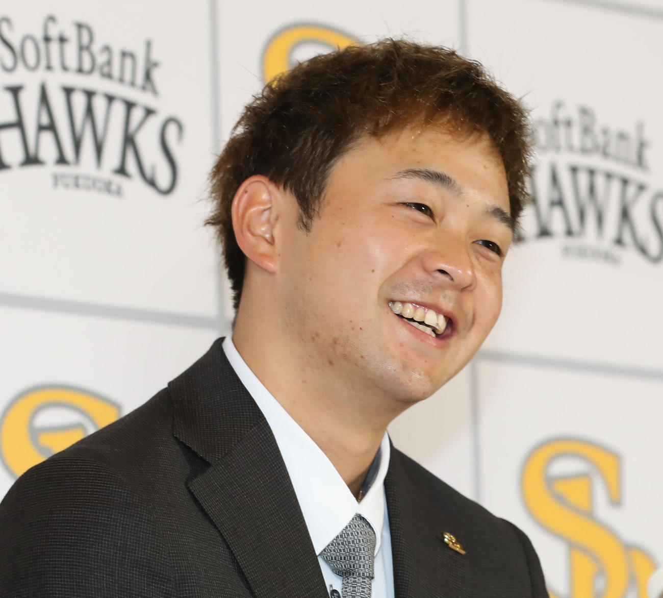 契約更改を終えて、笑顔で会見を行う川瀬（撮影・屋方直哉）