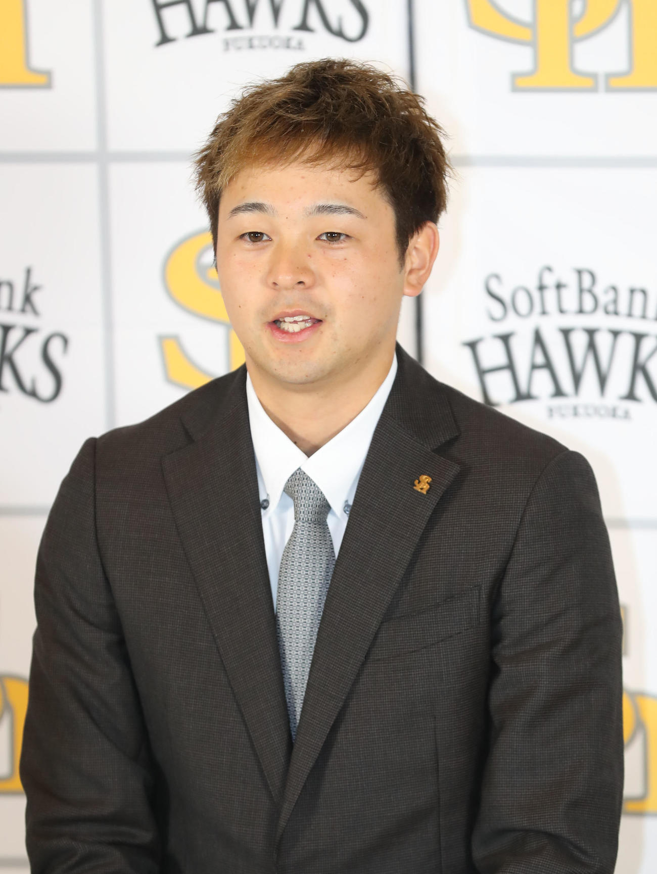 契約更改を終えて会見を行う川瀬（撮影・屋方直哉）