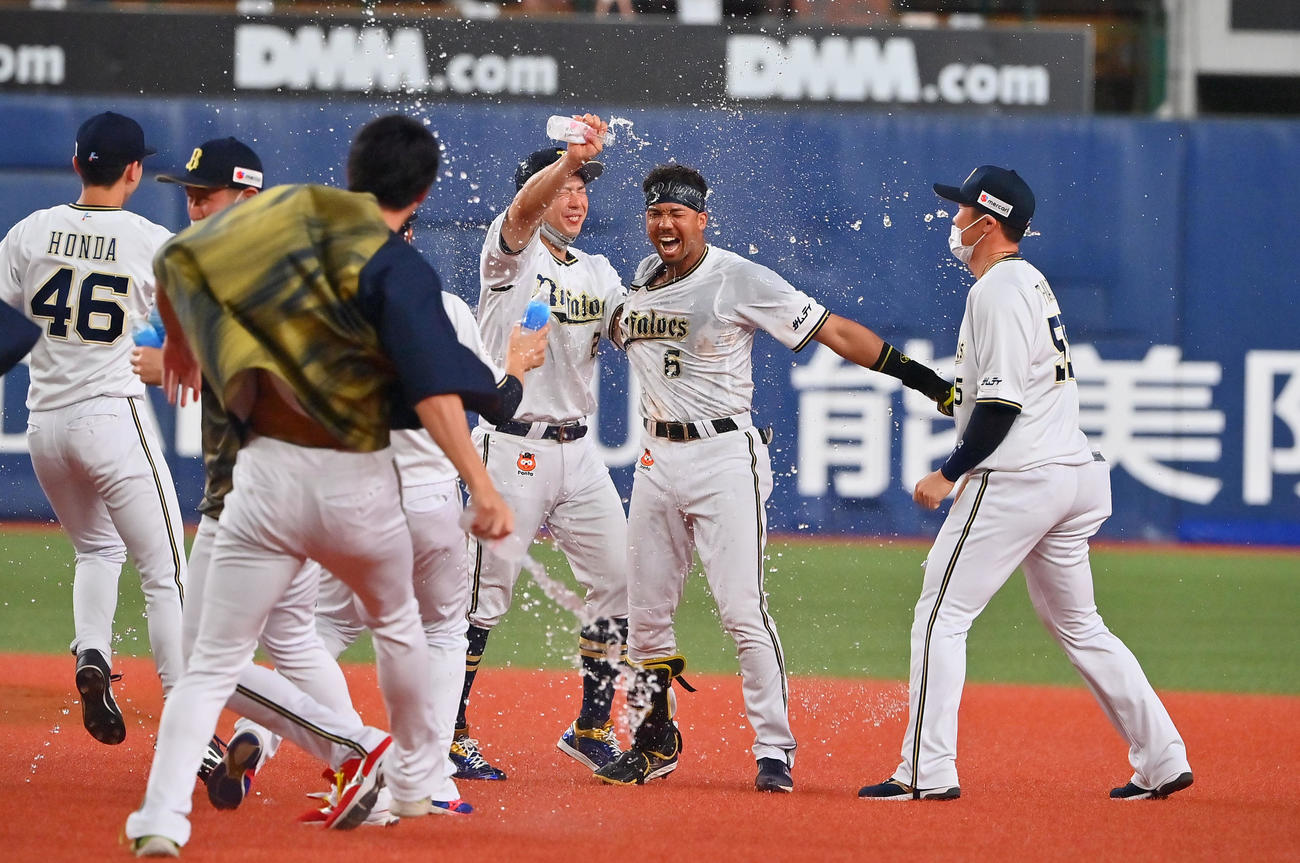 オリックス対ソフトバンク　10回裏オリックス2死満塁、中前サヨナラ適時打を放った宗（中央）は、ナインの祝福を受ける（2022年9月19日撮影）