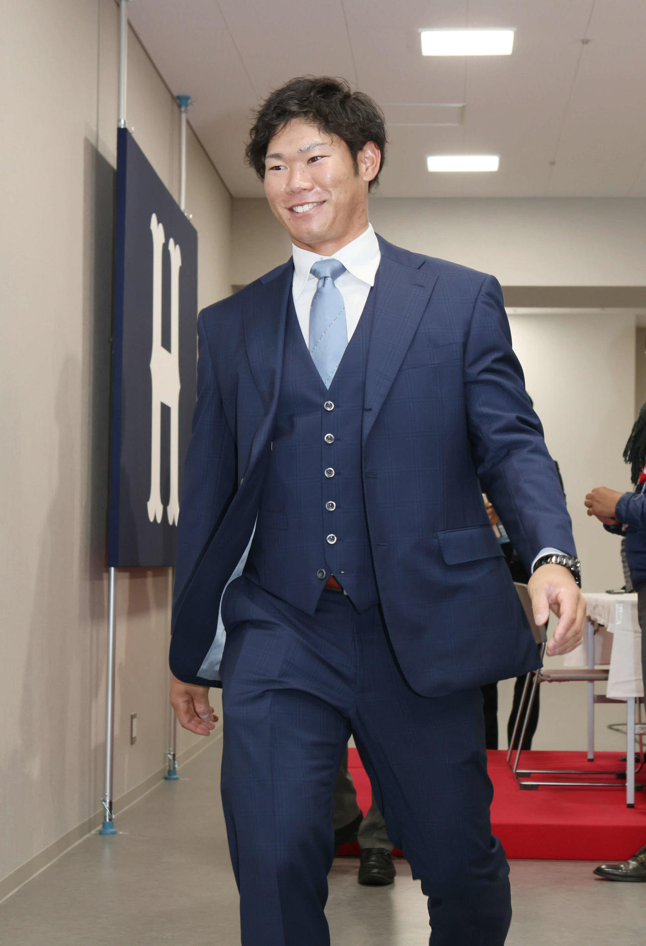 契約を更改した広島坂倉。来季は捕手一本で勝負（撮影・加藤孝規）