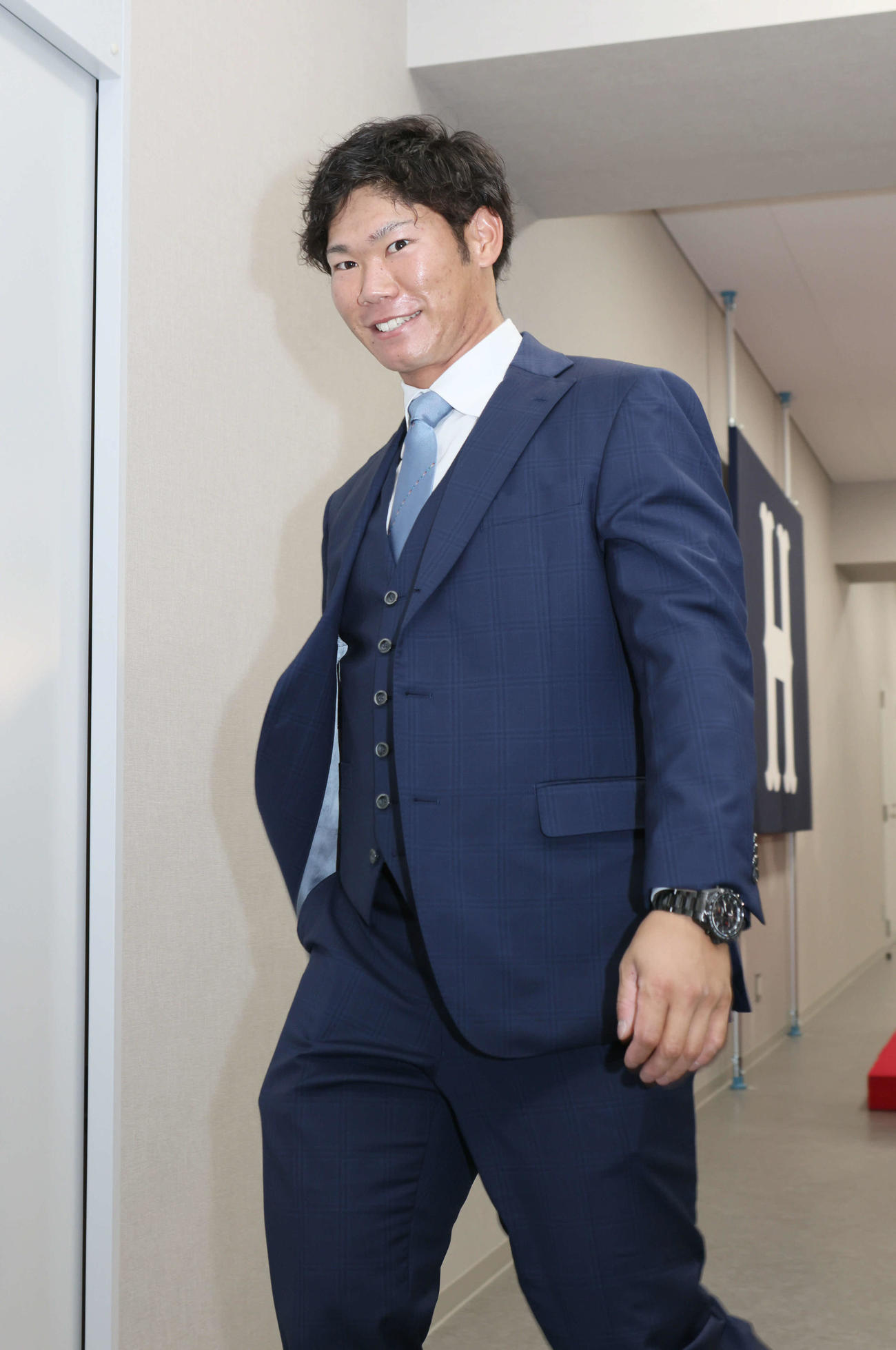 契約を更改した広島坂倉。来季は捕手一本で勝負（撮影・加藤孝規）