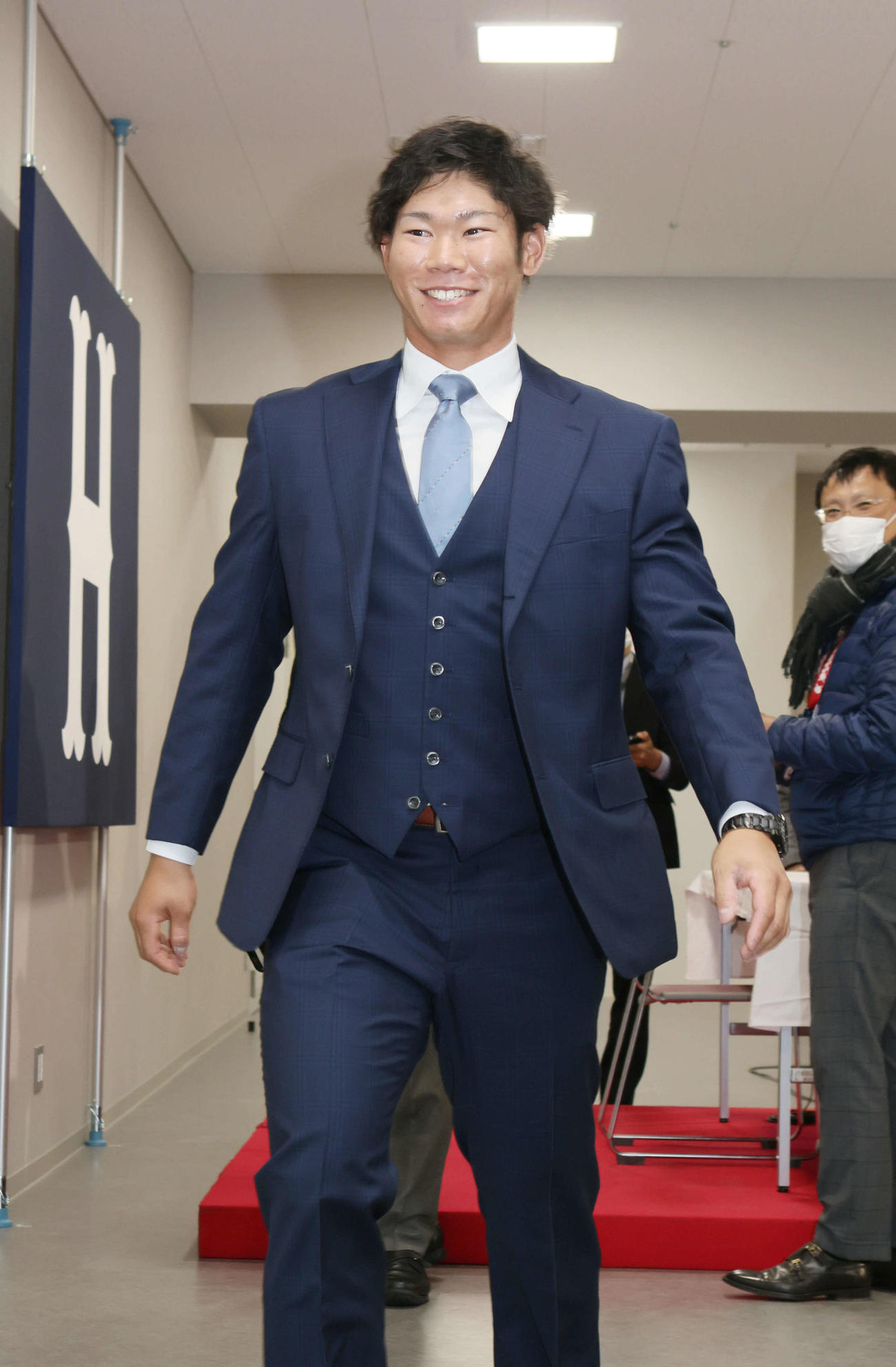 契約を更改した広島坂倉。来季は捕手一本で勝負（撮影・加藤孝規）