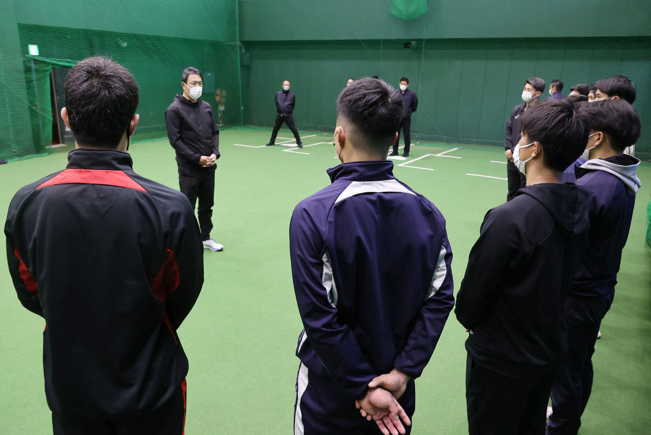 広島新入団選手施設見学　新入団選手らに話をする黒田球団アドバイザー（左）（球団提供）