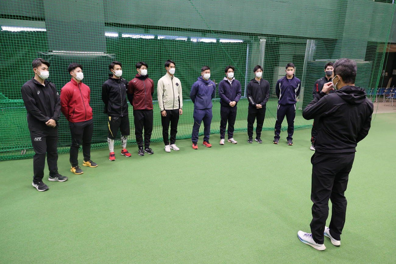 広島新入団選手施設見学　黒田博樹球団アドバイザー（右）の話を聞く新入団選手ら。左から育成3位の辻、育成2位の中村貴、育成1位の名原、ドラフト7位の久保、ドラフト6位の長谷部、ドラフト4位の清水、ドラフト5位の河野、ドラフト3位の益田、ドラフト2位の内田、ドラフト1位の斉藤（球団提供）