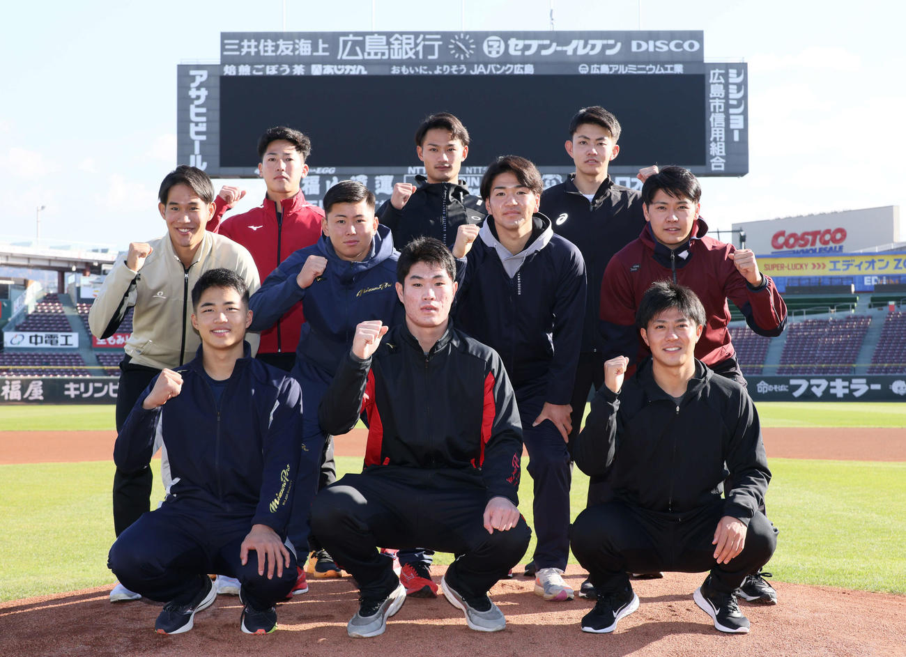 マツダスタジアムのマウンドで集合写真におさまる広島の新入団選手ら。前列左からドラフト2位の内田、ドラフト1位の斉藤、ドラフト3位の益田。2列目左からドラフト6位の長谷部、ドラフト4位の清水、ドラフト5位の河野、ドラフト7位の久保。3列目左から育成2位の中村貴、育成1位の名原、育成3位の辻（撮影・加藤孝規）