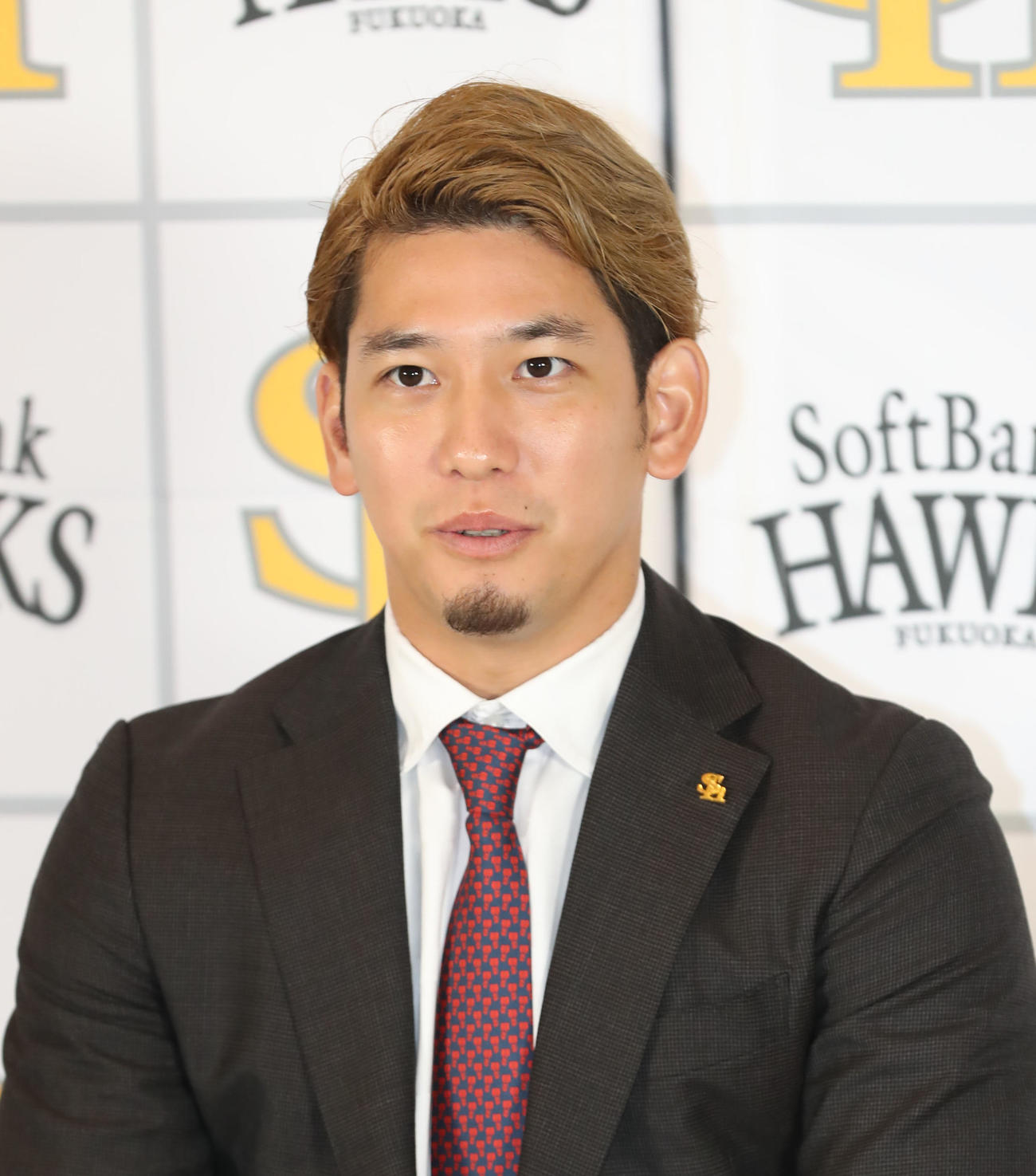 契約更改を終えて会見を行う栗原（撮影・屋方直哉）