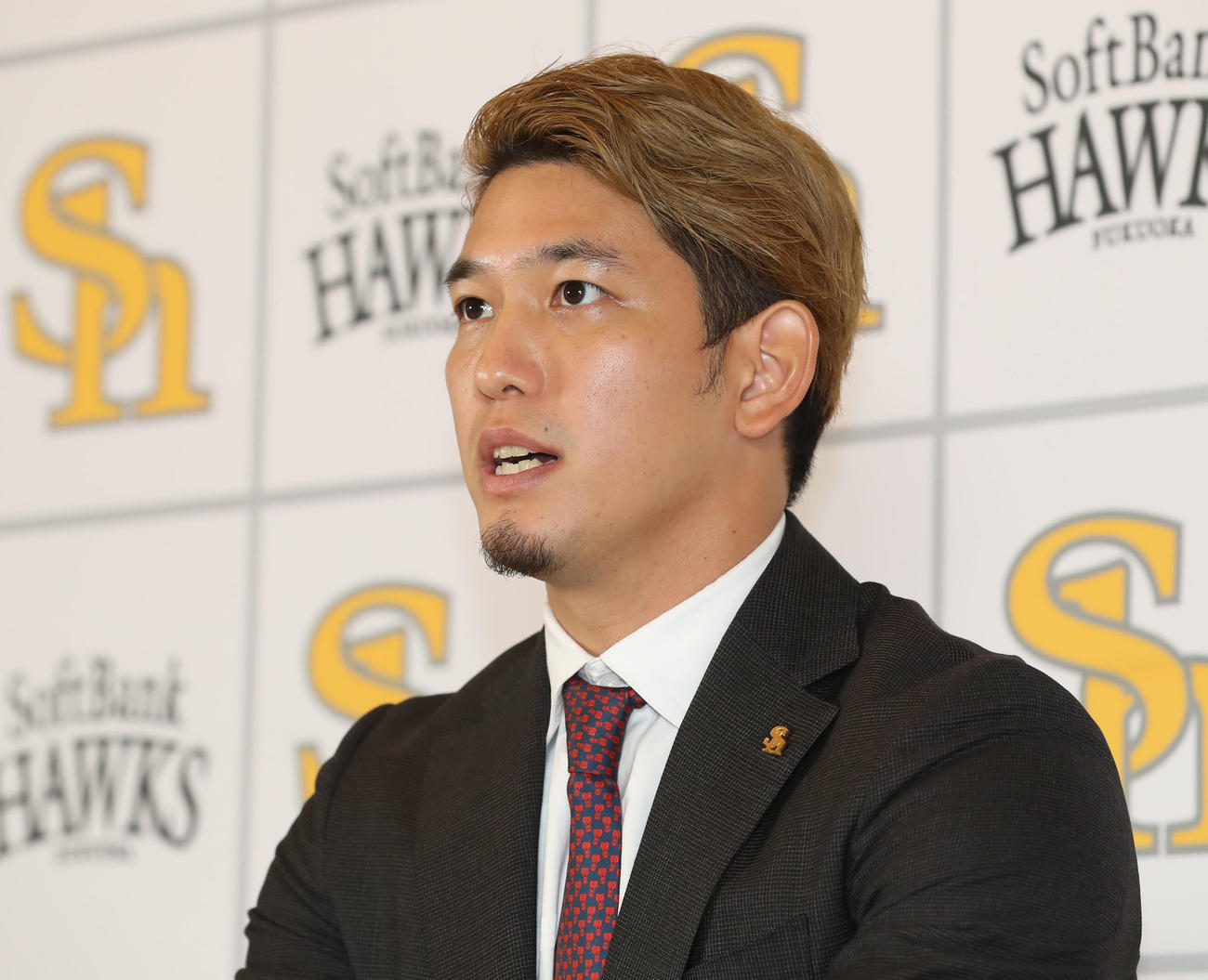 契約更改を終えて会見を行う栗原（撮影・屋方直哉）