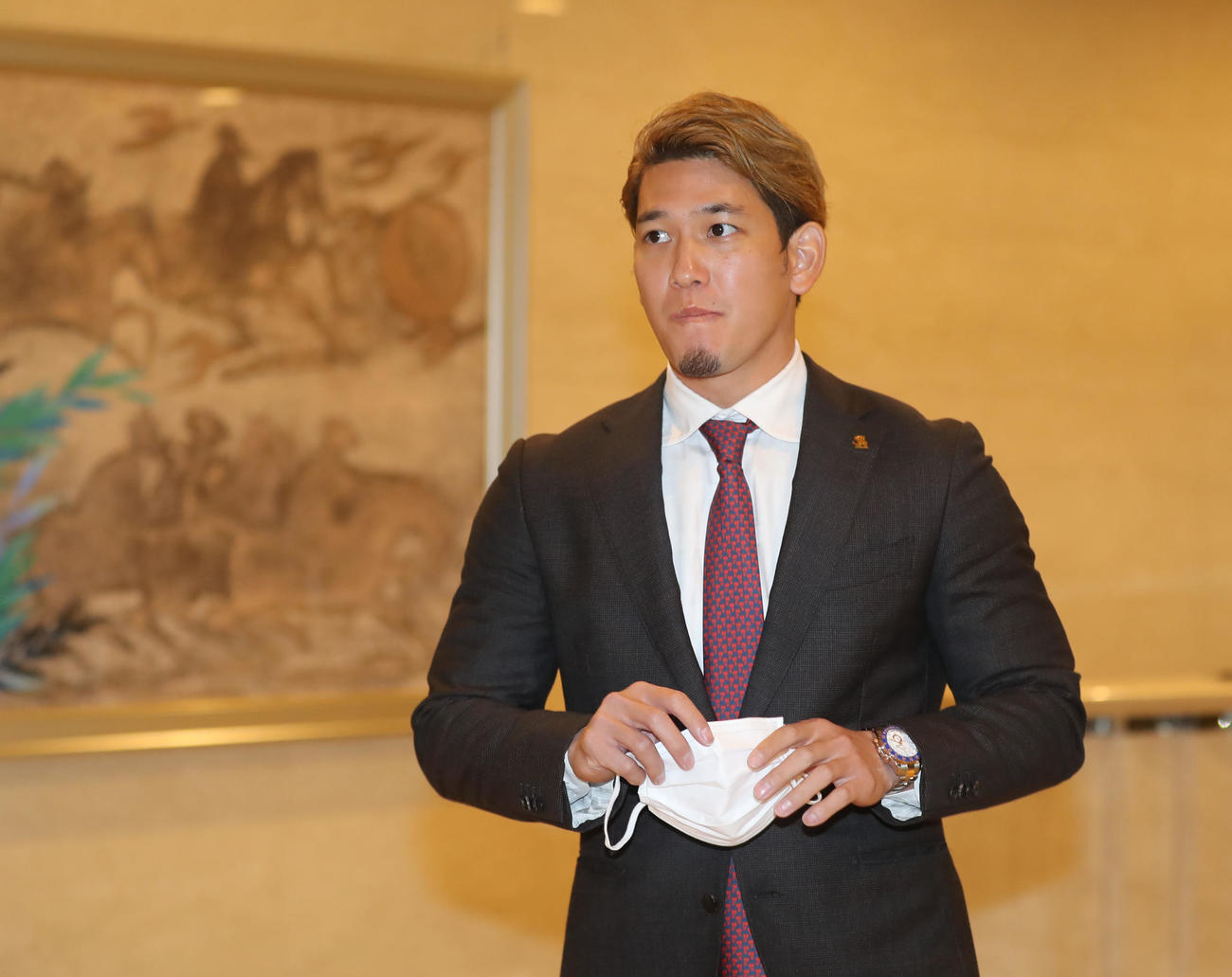 契約更改を終えて会見へ向かう栗原（撮影・屋方直哉）