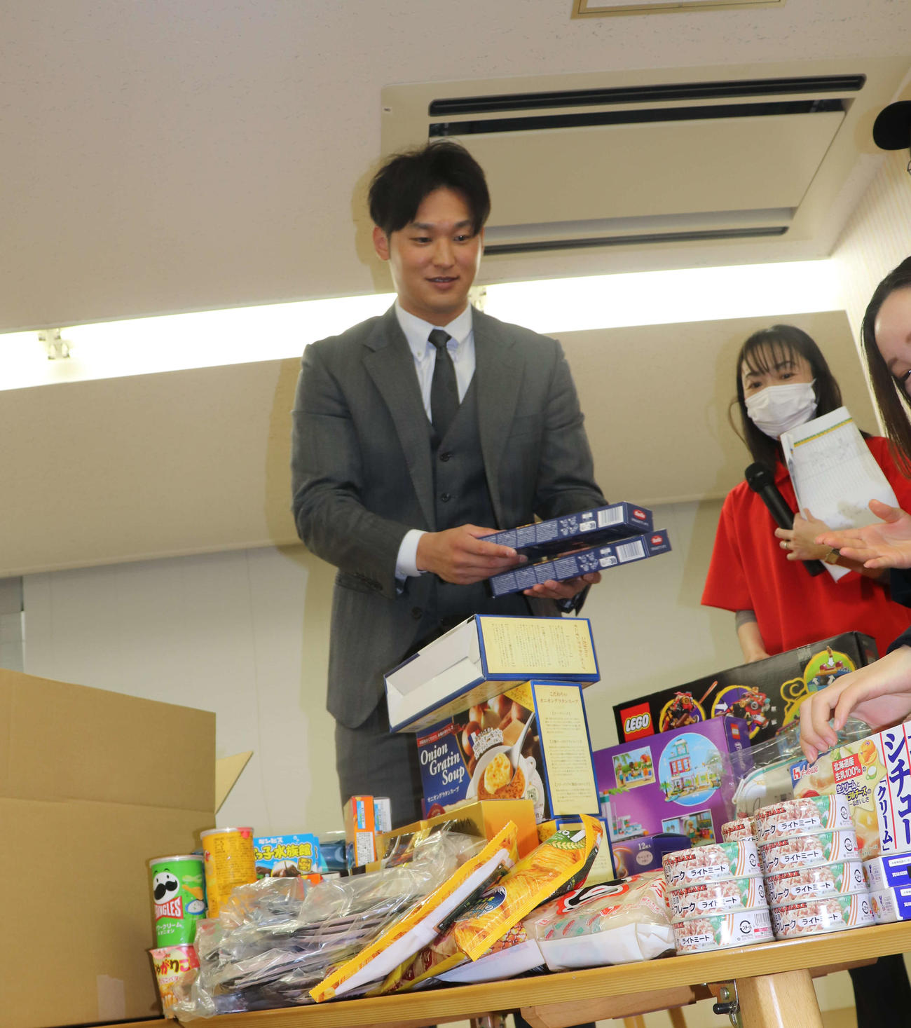 「認定NPO法人フローレンス」で梱包（こんぽう）ボランティア体験を行った巨人吉川（撮影・小早川宗一郎）