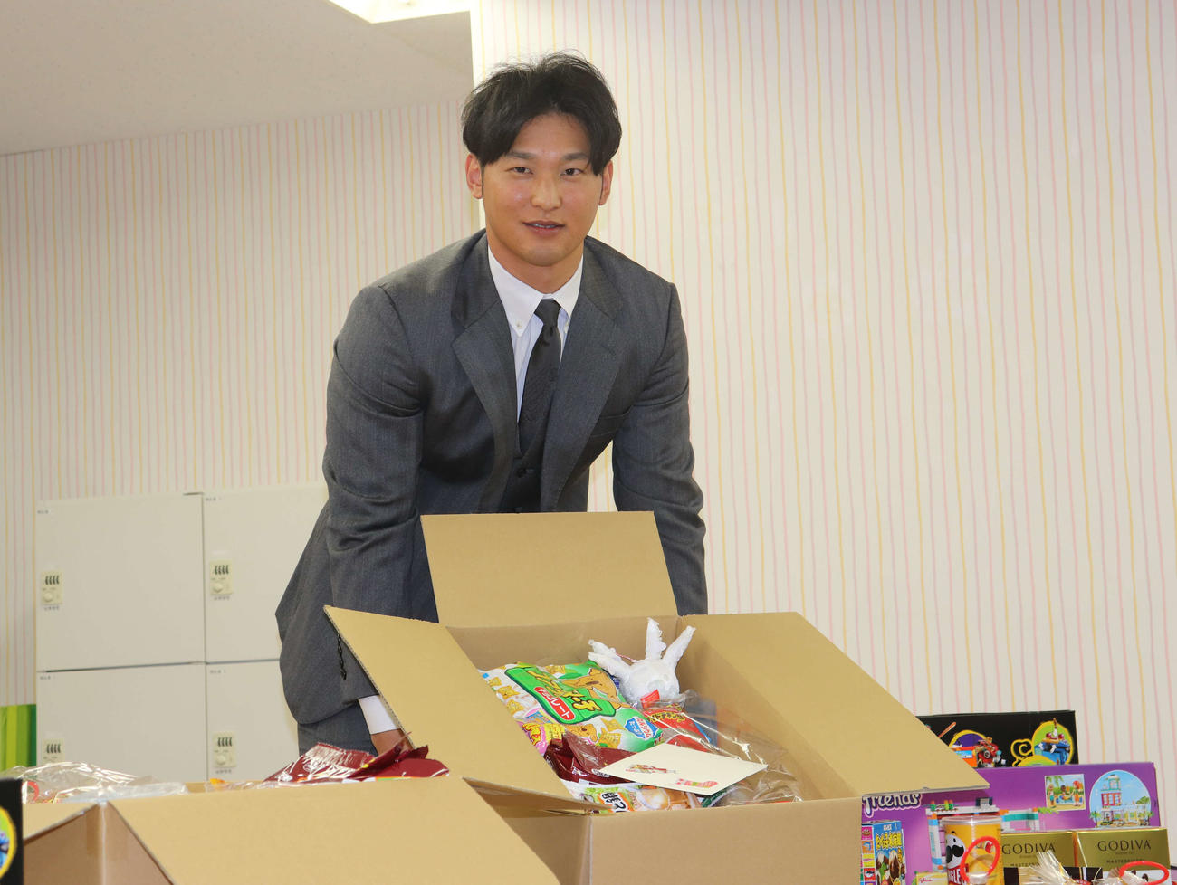 「認定NPO法人フローレンス」で梱包（こんぽう）ボランティア体験を行った巨人吉川（撮影・小早川宗一郎）