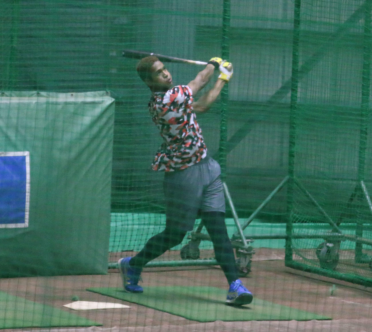 千葉・鎌ケ谷の球団施設で自主トレを行った日本ハム万波（撮影・木下大輔）