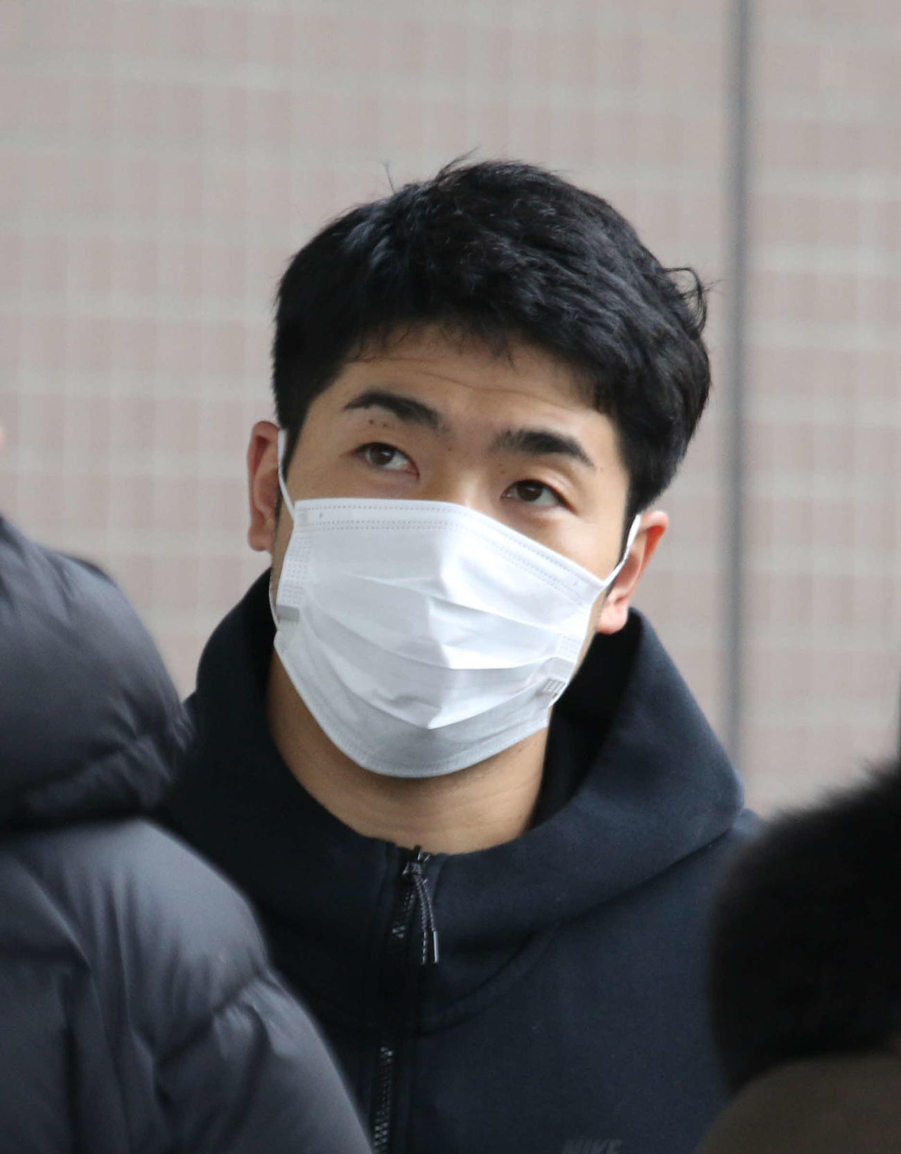 ソフトバンクへFA移籍する近藤が千葉・鎌ケ谷の日本ハム球団施設で取材に応じる（撮影・木下大輔）