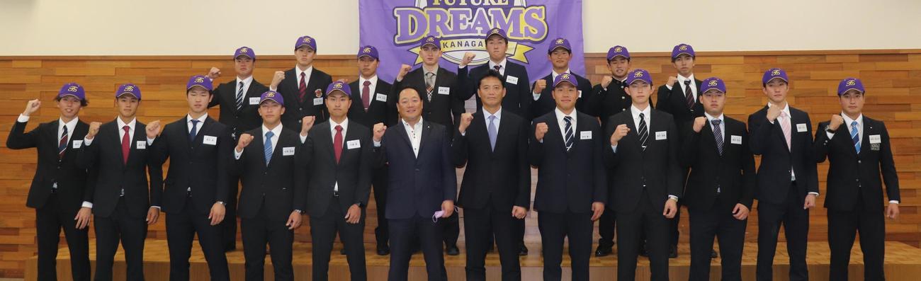 BC神奈川の新入団選手。前列左から藤田、鎌田、熊谷、田椽、内藤、藤本代表取締役、川村監督、池内、野村、植田、関野、清岡、後列左から武内、川村、益留、蓼原、誉田、恵、星野、寺門（撮影・星夏穂）