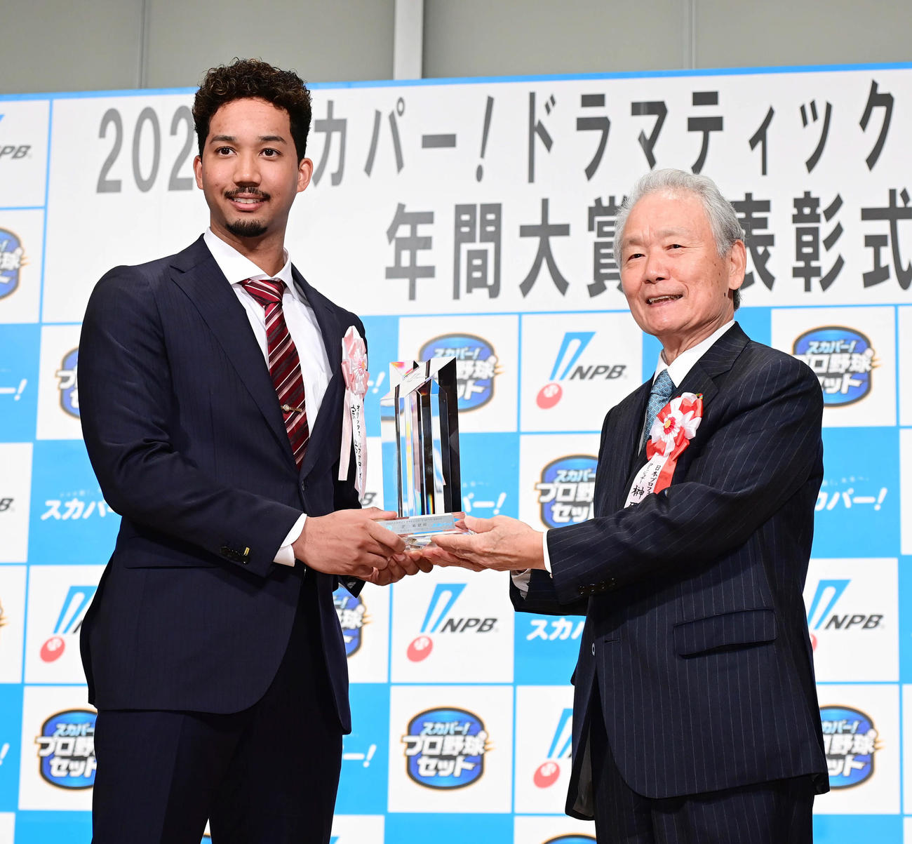 「2022スカパー！ドラマティック・サヨナラ賞年間大賞」を受賞し榊原NPBコミッショナー（右）からトロフィーを授与されるオリックス宗（撮影・小沢裕）