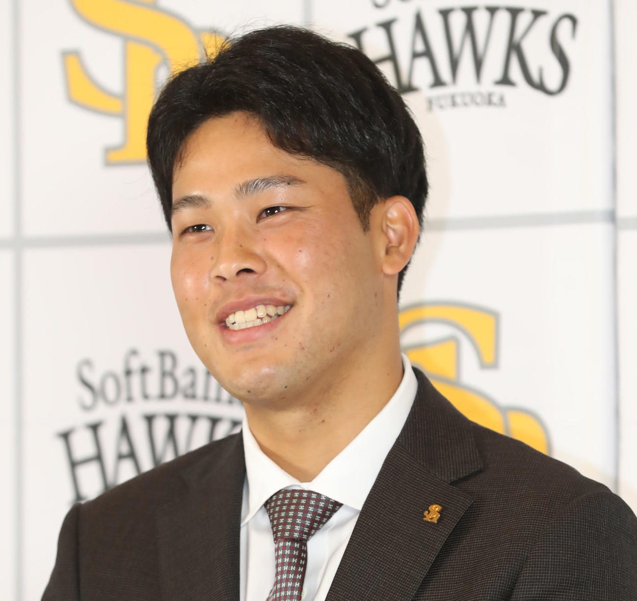 契約更改を終えて、笑顔で会見を行う藤井（撮影・屋方直哉）