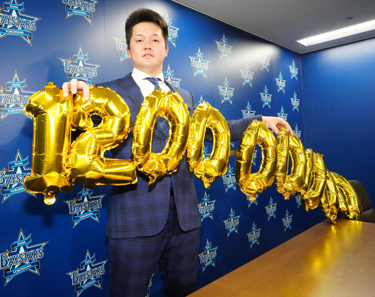 1億2千万円で契約更改を終え、写真に納まるDeNA牧（撮影・江口和貴）