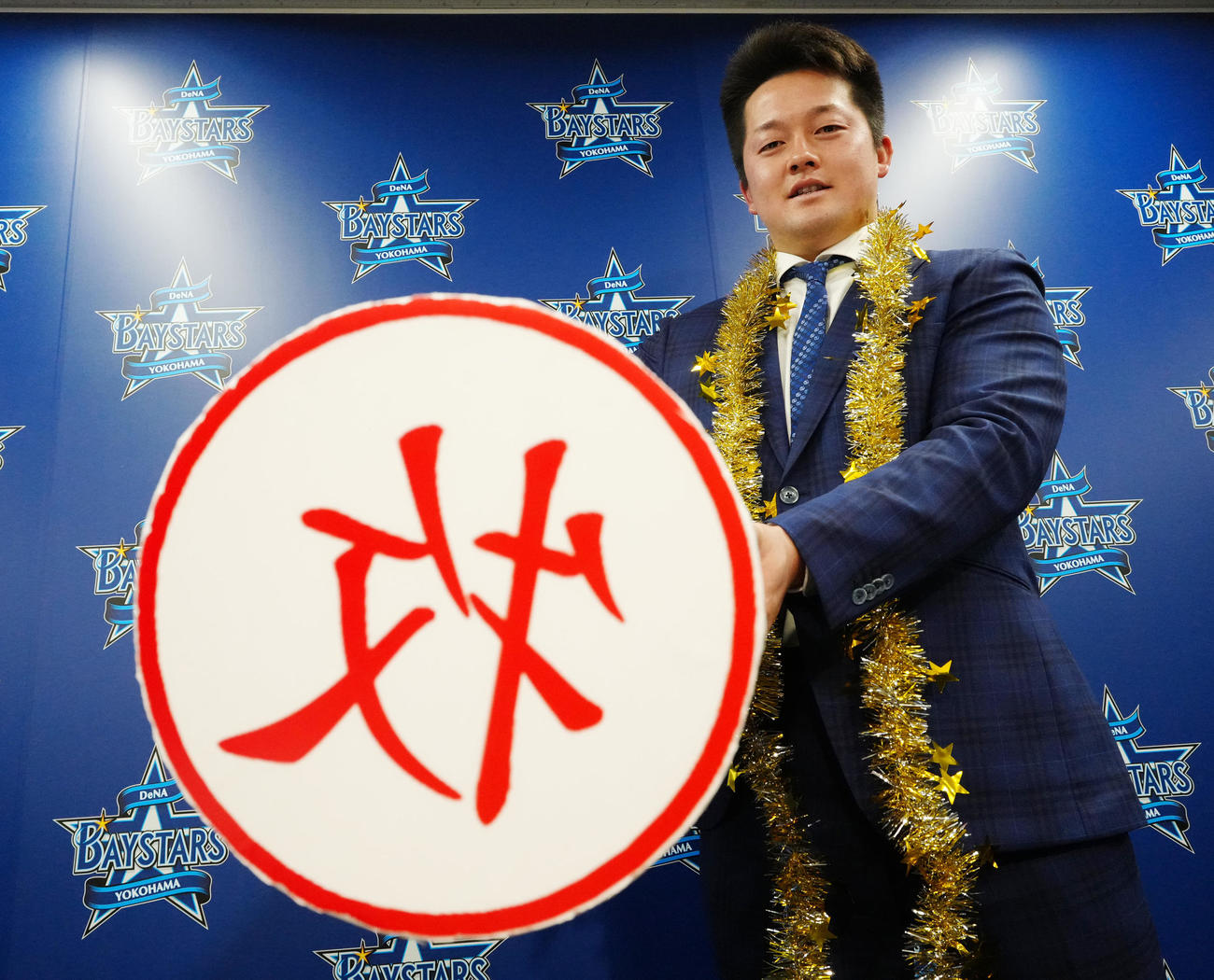 契約更改を終えたDeNA牧は巨大はんこを手にする（撮影・江口和貴）