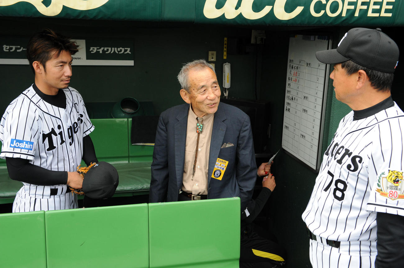 セ・パ交流戦　阪神対ロッテ1回戦　試合前のベンチを訪れた三宅秀史氏は鳥谷敬（左）平田勝男ヘッドコーチ（右）と談笑（2015年6月2日撮影）