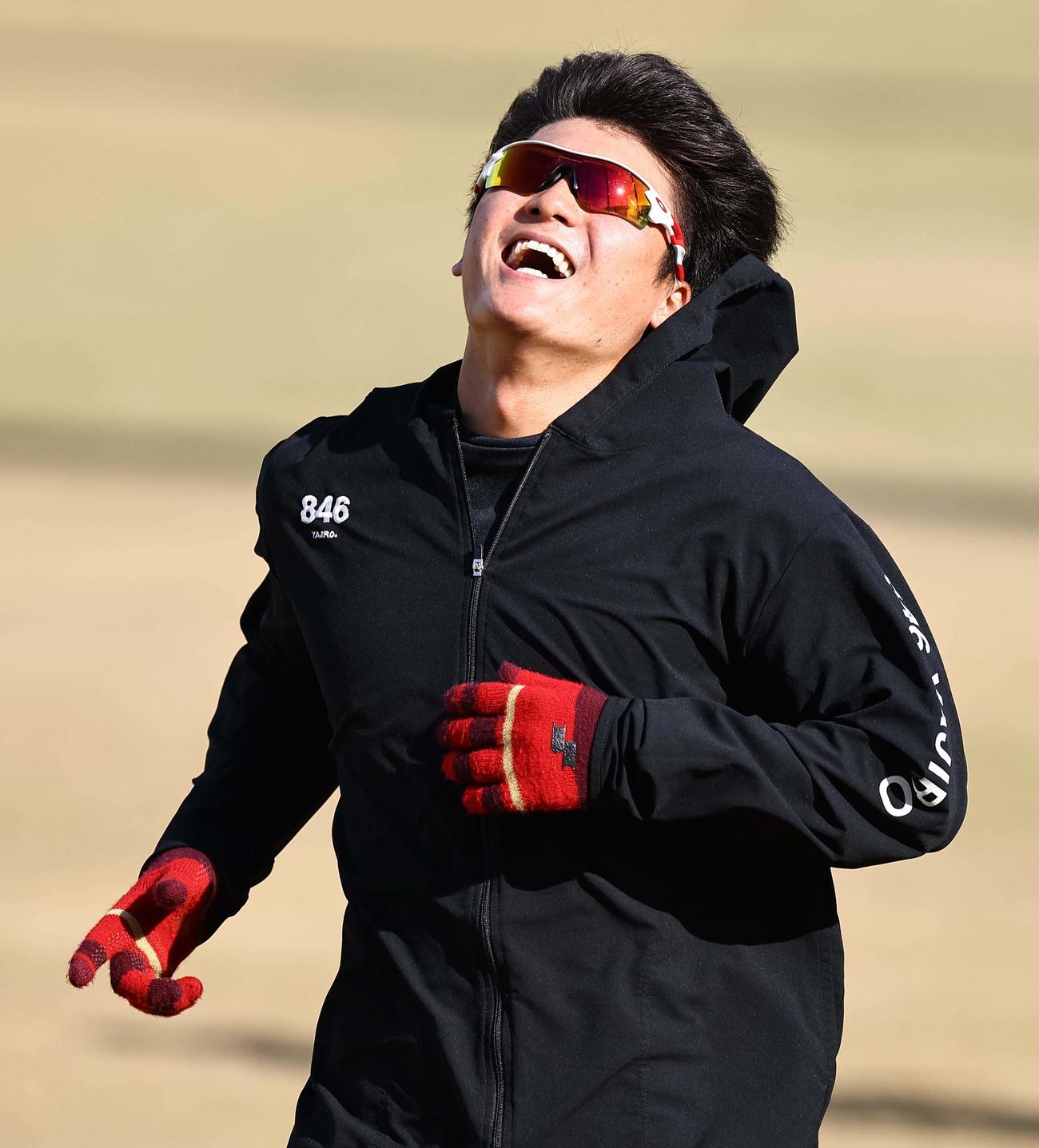 外野をダッシュする前川（撮影・上田博志）