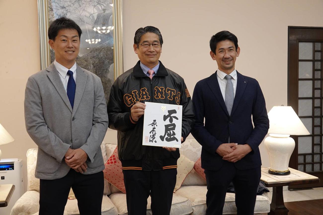 バングラデシュの首都・ダッカで同国の野球代表チームへの指導を行った巨人会田ファームディレクター（右）と円谷スカウト（左）と記念撮影する伊藤駐特命全権大使（球団提供）
