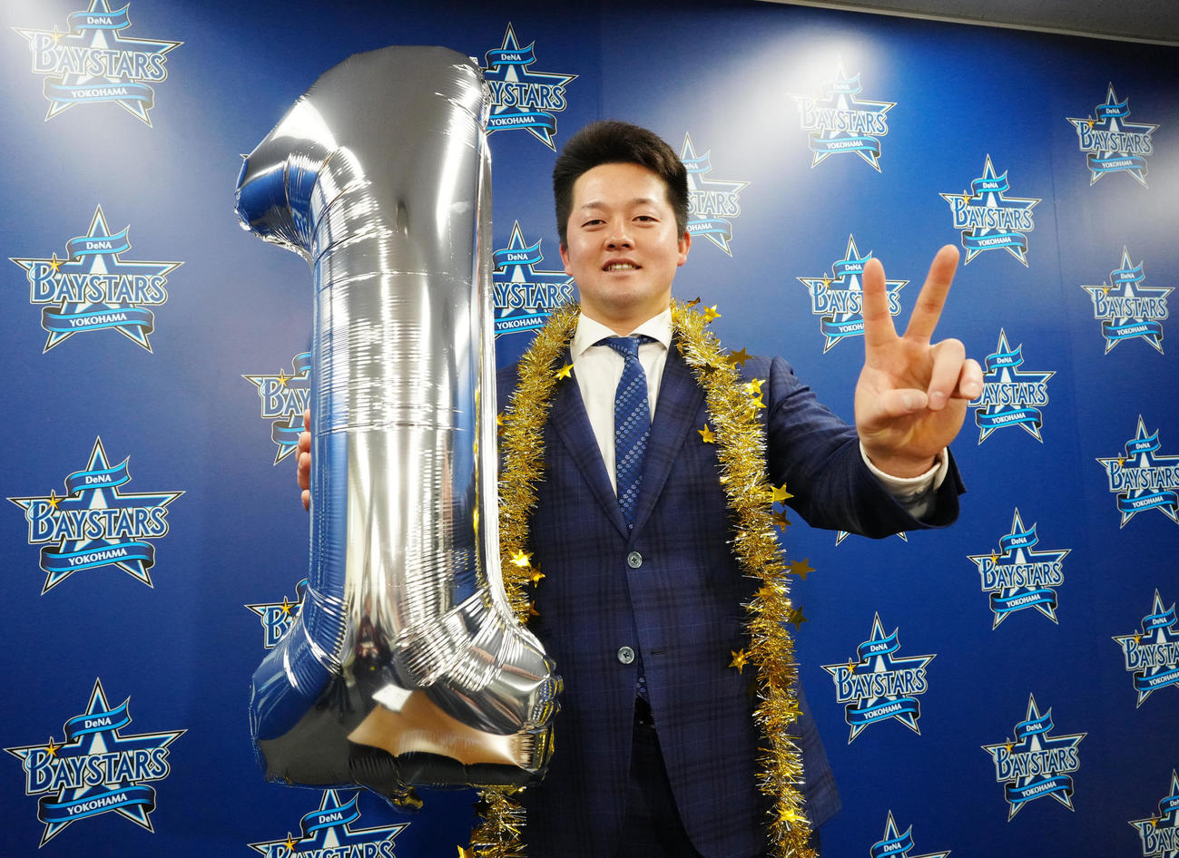 1億2000万円で契約更改を終え、写真に納まるDeNA牧（撮影・江口和貴）