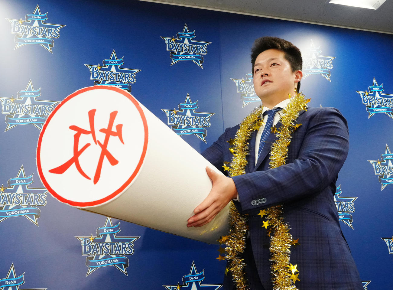 契約更改を終えたDeNA牧は巨大はんこを手にする（撮影・江口和貴）
