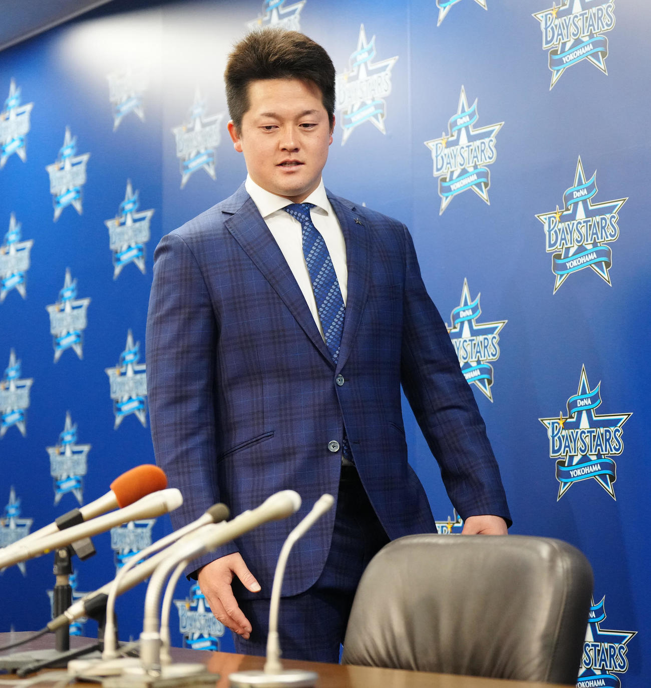 契約更改後、会見に臨むDeNA牧（撮影・江口和貴）