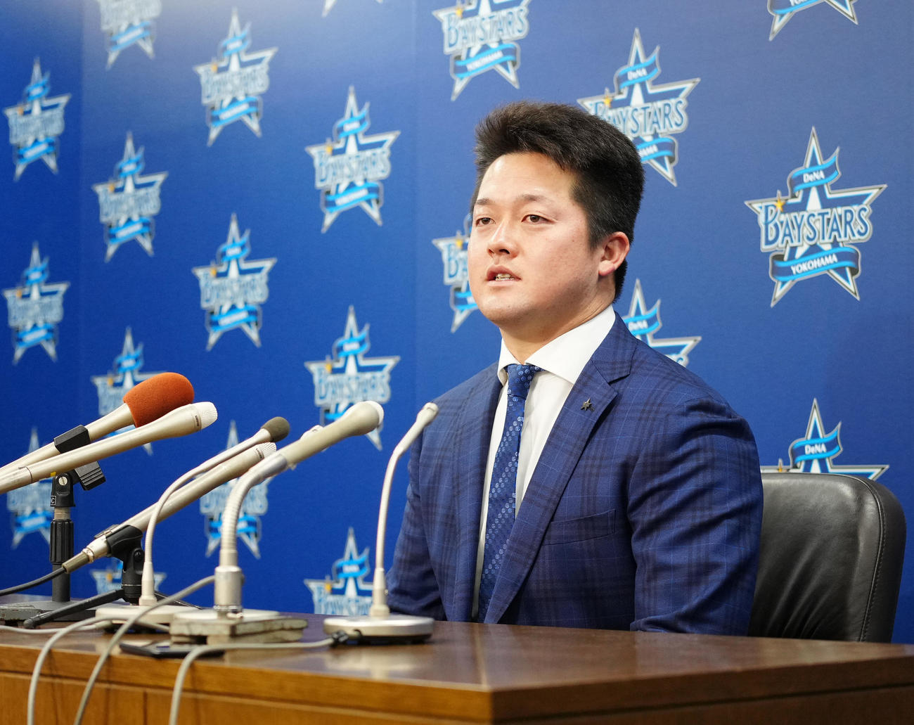 契約更改後、会見に臨むDeNA牧（撮影・江口和貴）