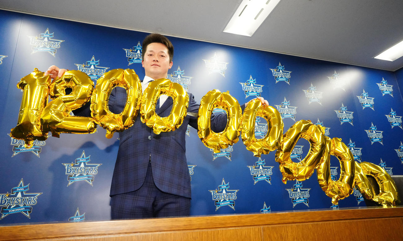 1億2000万円で契約更改を終え、写真に納まるDeNA牧（撮影・江口和貴）